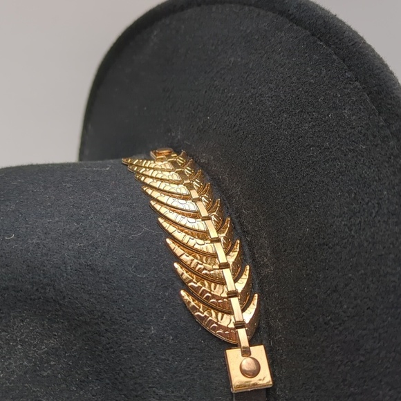VINTAGE Women's Black Felt Gold Metal Feather Fedora Hat - Picture 2 of 8